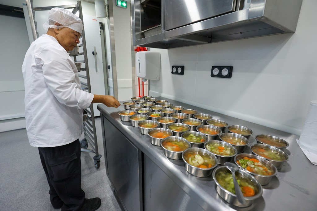 La cuisine municipale de Bègles prépare des repas pour les petits jusqu'aux ainés. Crédit photo : Jean-Maurice Chacun.